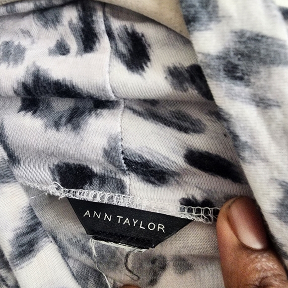 5/$25 Ann Taylor Leopard Print Turtleneck top - Picture 4 of 4